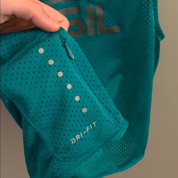 Nike “Brazil” cropped workout top - Picture 4 of 5